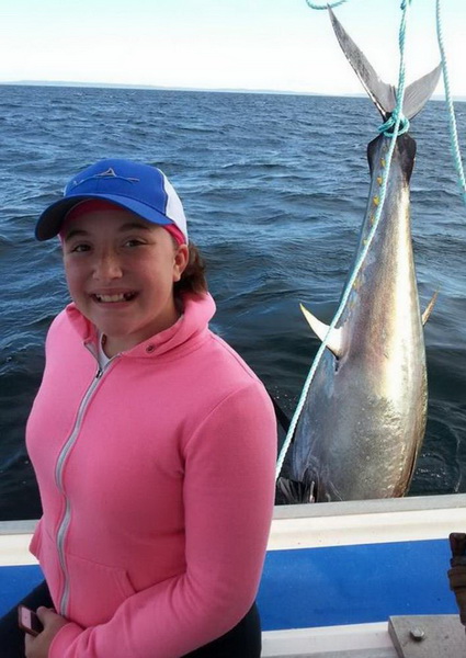 Девочка побила мировой рекорд, поймав 280-килограммовго тунца - ФОТО