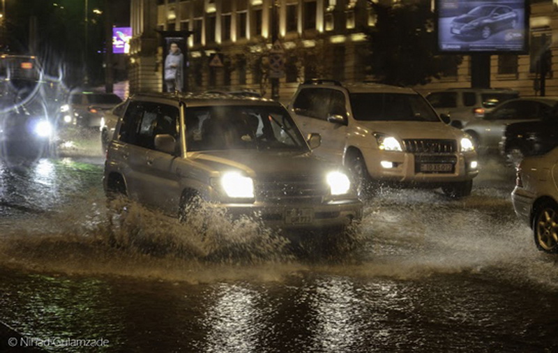Сильный ливень превратил улицы Баку в реки - ОБНОВЛЕНО - ФОТО