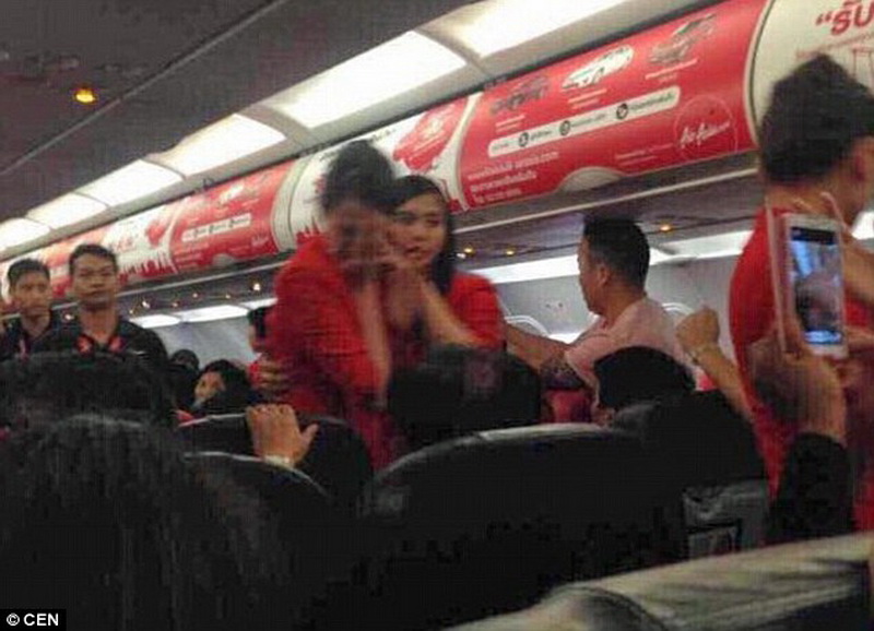 Китаянка ошпарила стюардессу кипятком за отказ посадить ее вместе с любимым - ФОТО - ВИДЕО