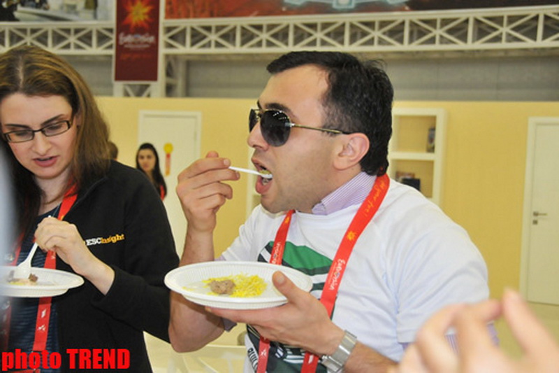 Иностранных журналистов угостили азербайджанским блюдом в пресс-центре "Baku Crystal Hall" - ФОТО