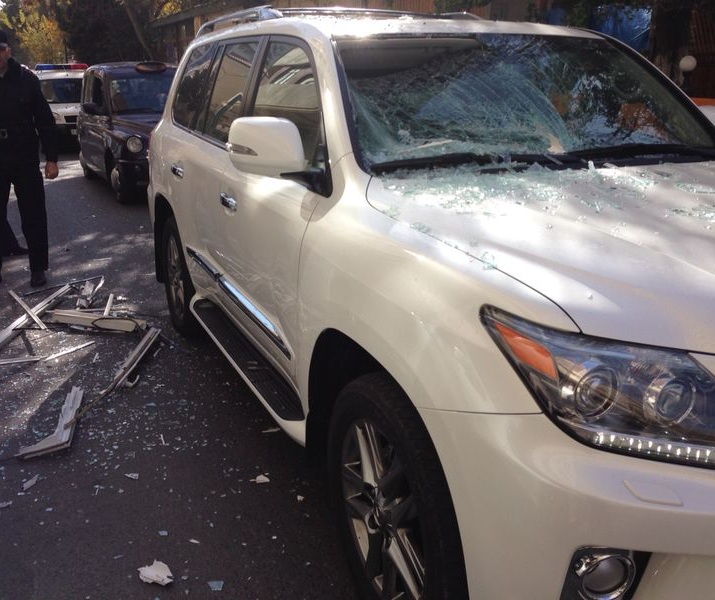 На Lexus певца Манафа Агаева упала кровля здания – ФОТО