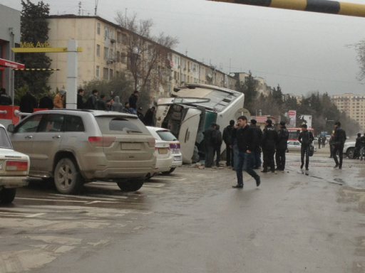 В Баку перевернулся маршрутный автобус - ФОТО