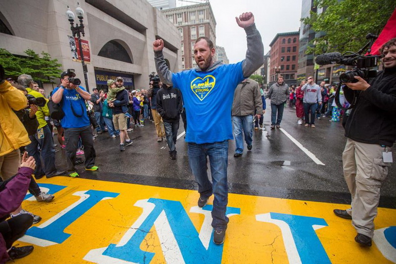 Тысячи бегунов завершили Бостонский марафон – ФОТО
