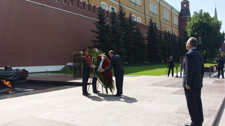 Мамедъяров у могилы Неизвестного солдата в Москве - ФОТО