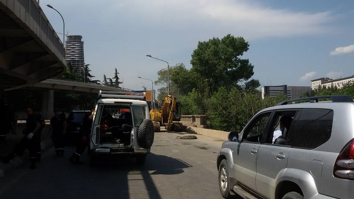 Из тоннеля в Тбилиси достали затонувший автомобиль - ФОТО