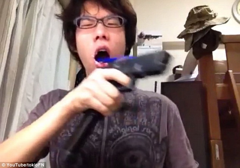 Японский студент нашел самый глупый способ чистки зубов - ФОТО - ВИДЕО