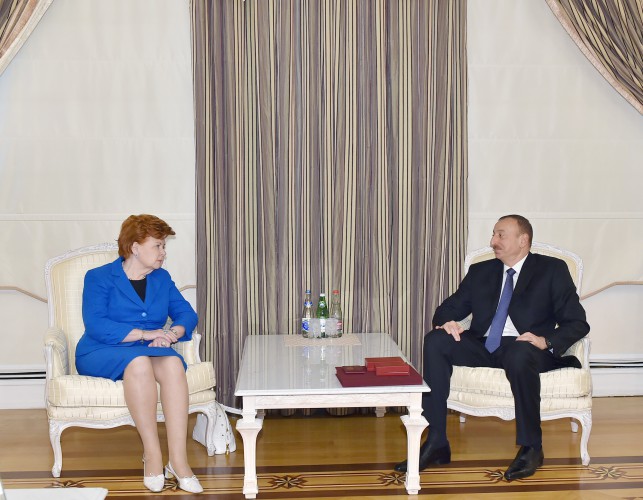 Президент Ильхам Алиев принял экс-президента Латвии - ФОТО