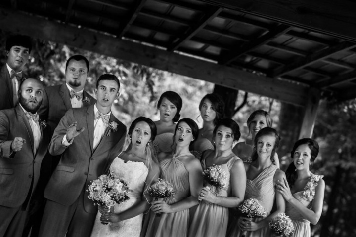 Падая, фотограф успел сделать потрясающий свадебный снимок - ФОТО