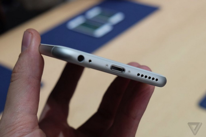 Apple представила два новых iPhone - ФОТО