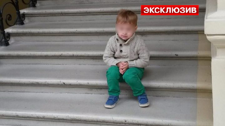 Двухлетнего ребенка затянуло в эскалатор метро - ФОТО