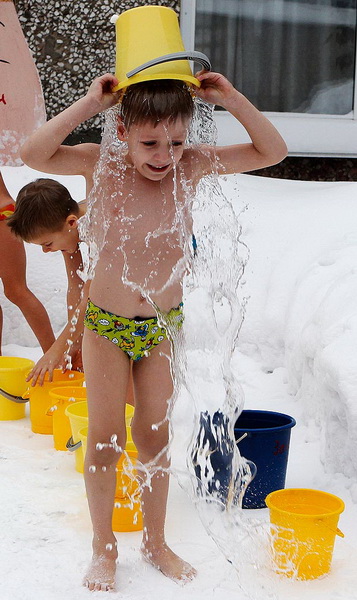 В России 3-летних детей обливают ледяной водой при минус 30 градусах - ФОТО