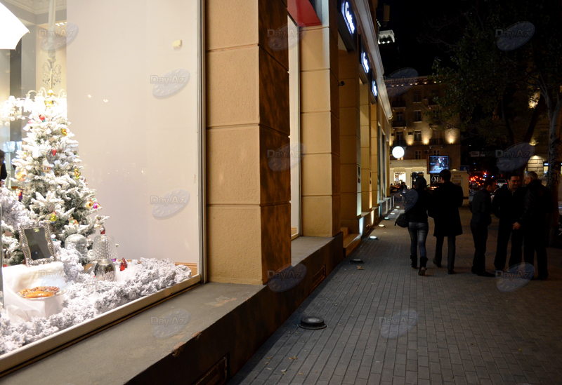 Баку в предчувствии праздника: новогодние витрины - ФОТОСЕССИЯ