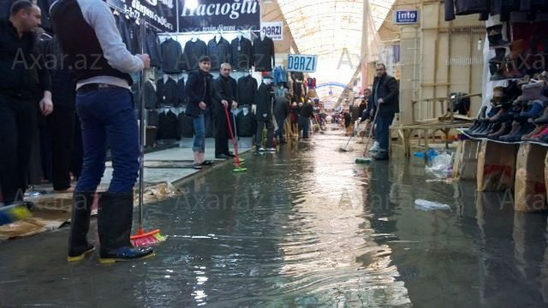 Сильный ливень превратил улицы Баку в реки - ОБНОВЛЕНО - ФОТО