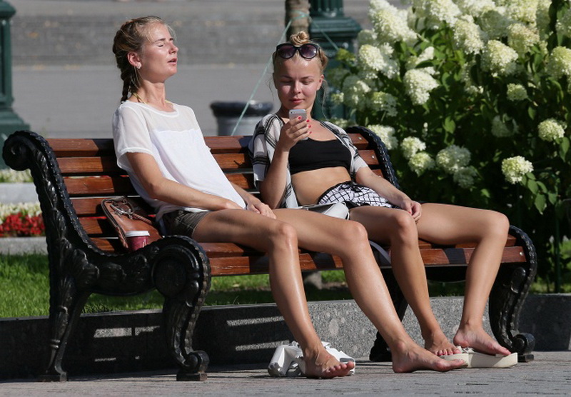 Как москвичи переживают аномальную жару - ФОТО