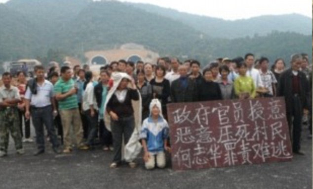 В Китае грузовик намерено раздавил участника акции протеста - ФОТО