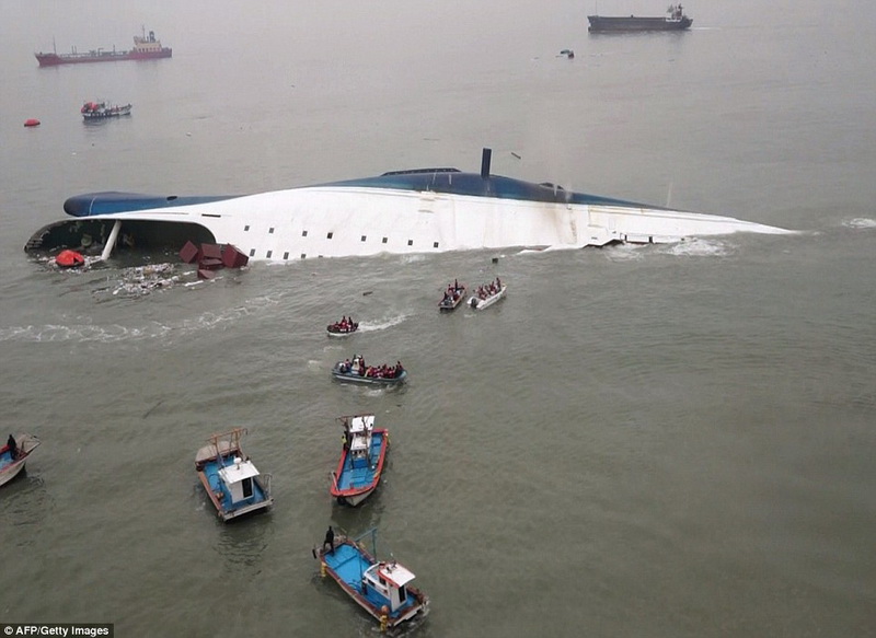 290 человек пропали без вести при крушении судна в Южной Корее - ОБНОВЛЕНО - ФОТО - ВИДЕО
