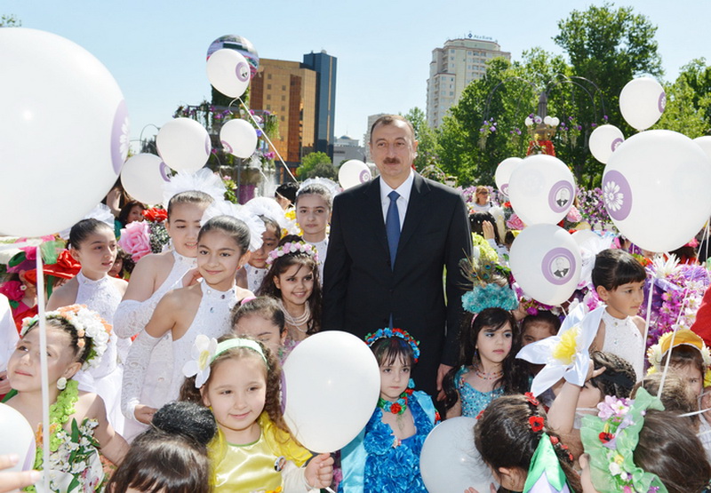 Президент Ильхам Алиев и его супруга Мехрибан Алиева приняли участие в Празднике цветов в Баку – ОБНОВЛЕНО - ФОТО