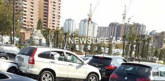 Женщины-водители устроили цепную аварию в центре Баку - ФОТО