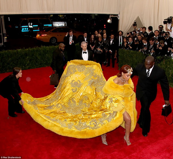 Рианна удивила своим невероятно огромным платьем - ФОТО