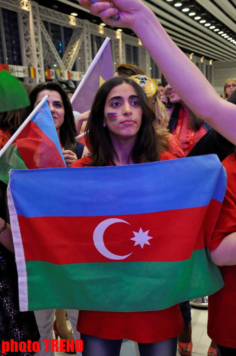Азербайджанские танцы в пресс-центре Baku Crystal Hall - открытие "Евровидения 2012" - ФОТО