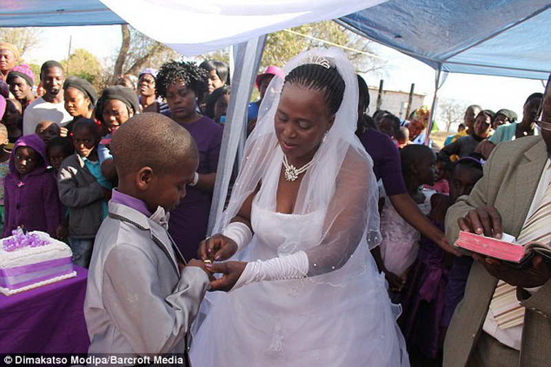 Умерший дед женил 9-летнего мальчика на 62-летней женщине - ФОТО