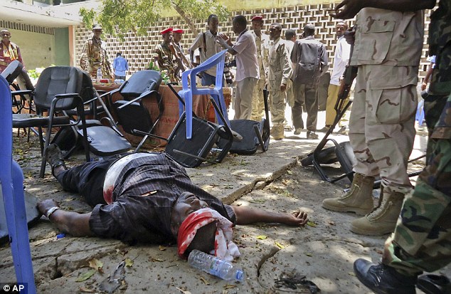 В Сомали смертница пыталась подорвать истеблишмент страны - ФОТО