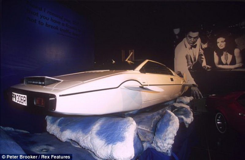 Невероятная история владельца субмарины Бонда за $1 млн - ФОТО