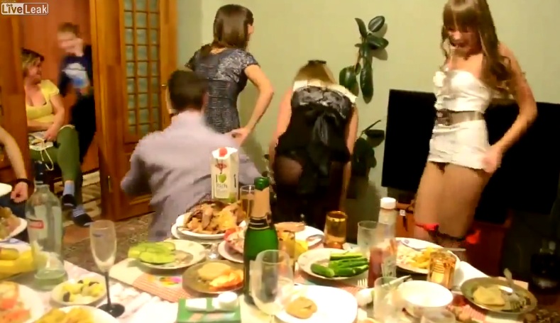 Русские девушки устроили развратные танцы на вечеринке друга - ФОТО - ВИДЕО