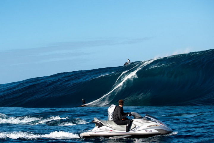 Сёрферы на 18-метровых волнах у берегов Западной Австралии - ФОТОСЕССИЯ