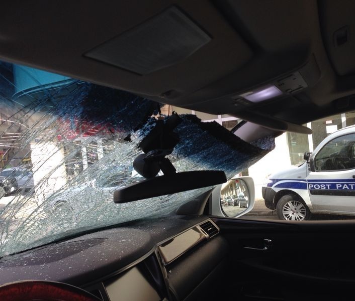 На Lexus певца Манафа Агаева упала кровля здания – ФОТО