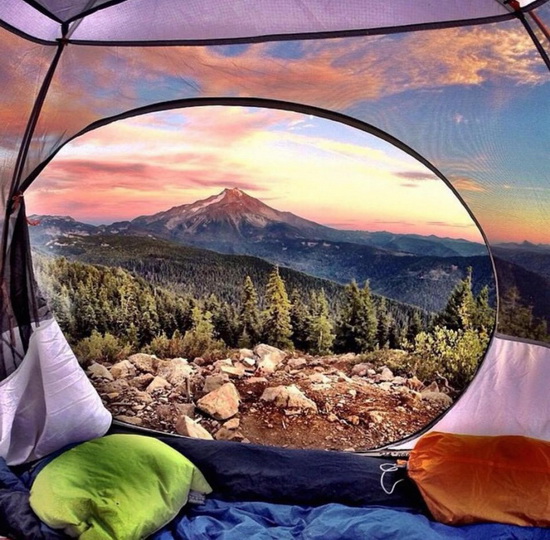 Завораживающее зрелище: утренние виды из палатки - ФОТО