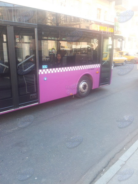 Жители Баку приехали на работу сегодня на новых автобусах - ОБНОВЛЕНО - ФОТО