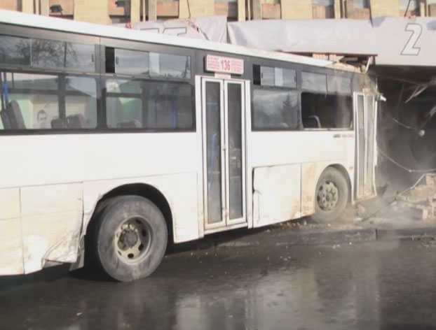 В Баку пассажирский автобус врезался в магазин - ОБНОВЛЕНО - ФОТО