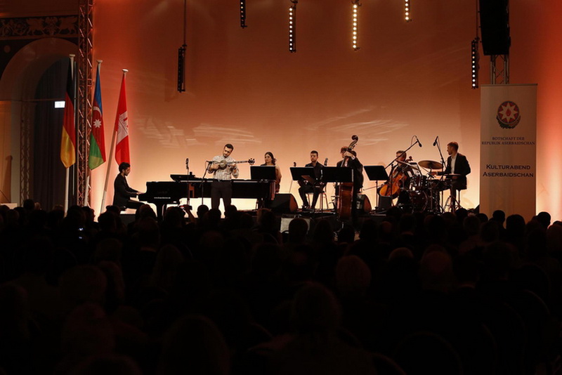 Выставкой и джаз-концертом в Гамбурге завершились запланированные на этот год мероприятия Фонда Гейдара Алиева в ФРГ - ОБНОВЛЕНО - ФОТО