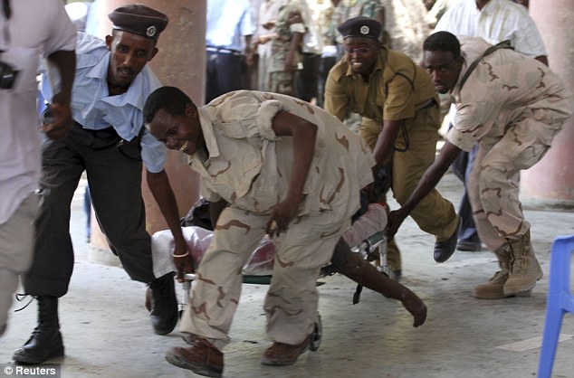 В Сомали смертница пыталась подорвать истеблишмент страны - ФОТО