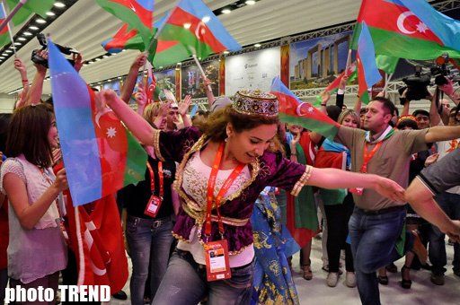 Азербайджанские танцы в пресс-центре Baku Crystal Hall - открытие "Евровидения 2012" - ФОТО