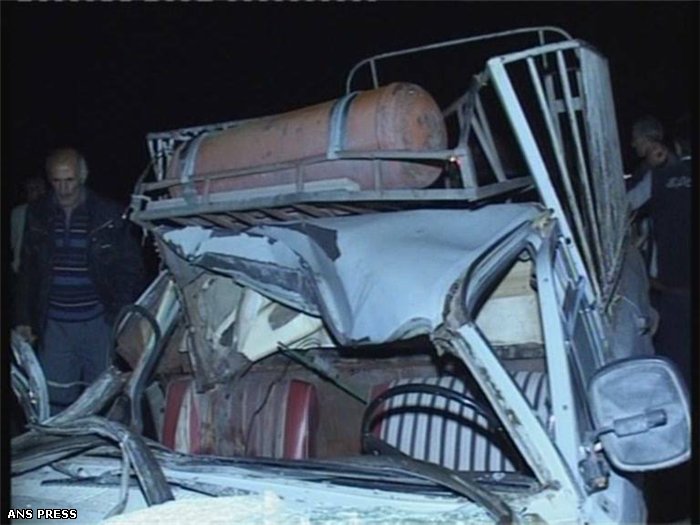 В Агдаме ГАЗ-24 врезался в людей, чинивших грузовик - ФОТО