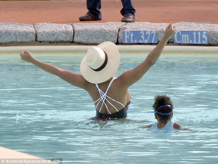 Бейонсе показала потрясающую фигуру в купальнике - ФОТО