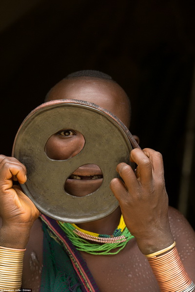 Эта девушка носит самый гигантский диск для губ в мире - ФОТО