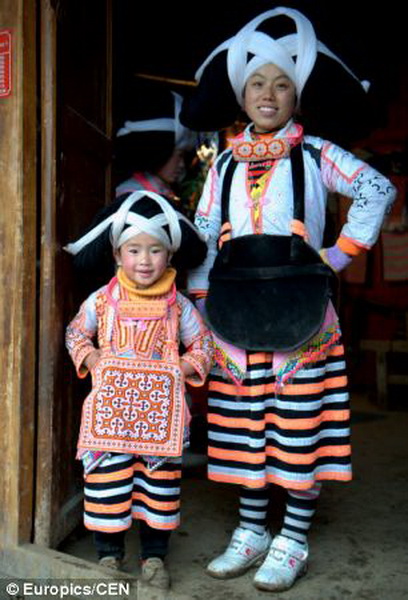 Китаянки носят головные уборы из волос умерших предков - ФОТО