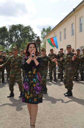 Азерин дала концерт в одной из воинских частей - ФОТО