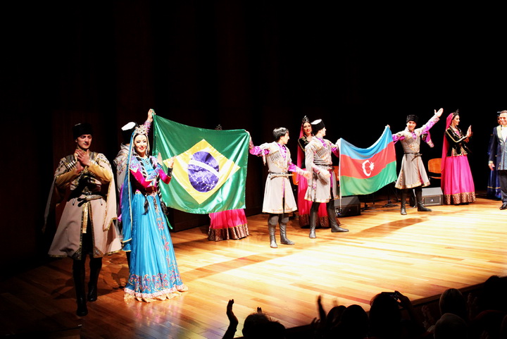 Жителей Рио-де-Жанейро знакомят с азербайджанской культурой - ФОТО