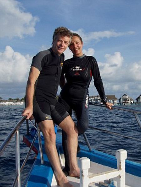 Пара аквалангистов сыграла свадьбу на глубине 12 метров - ФОТО