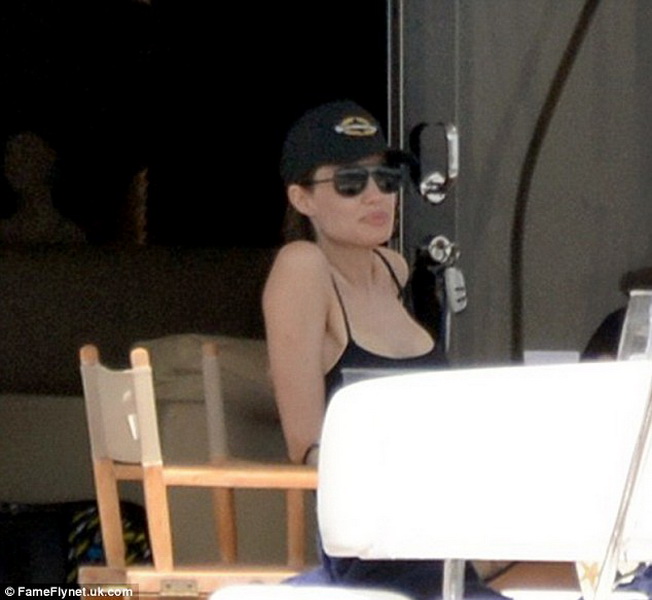 Папарацци "поймали" Джоли и Питта во время семейного отдыха - ФОТО