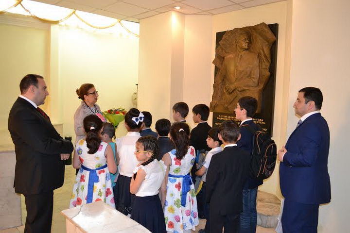 Ученики школы "МАЯК" посетили посольство Азербайджана в Москве - ФОТО