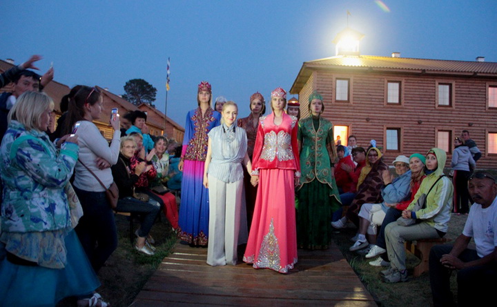 Азербайджанские платья на мистическом острове Байкала - ФОТО