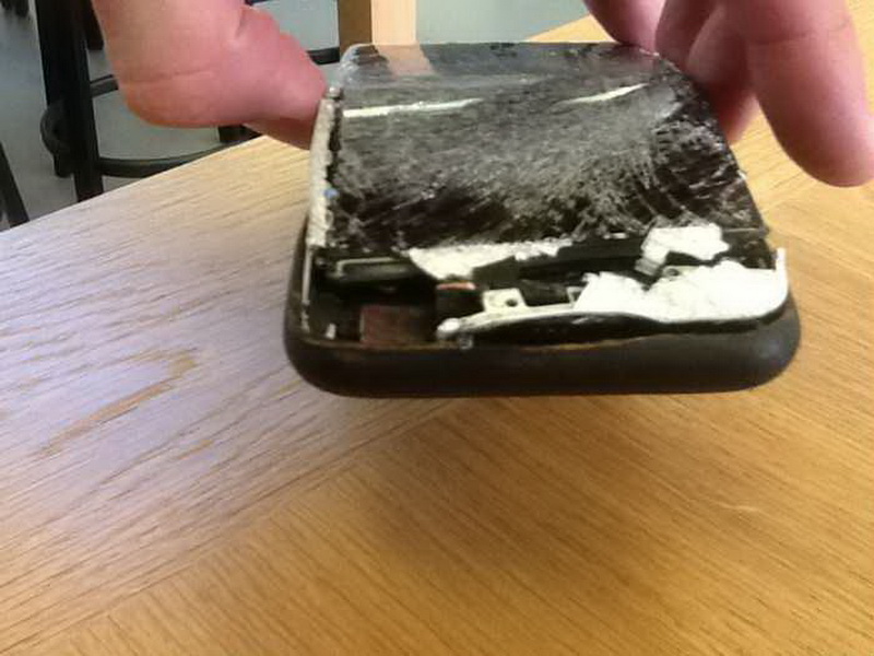 iPhone 6 загорелся и поджег ногу его владельцу - ФОТО
