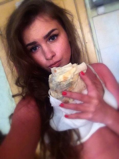 Новый тренд: сексуальные русские девушки, поедающие шаурму - ФОТО