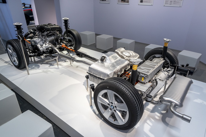 BMW представила водородные прототипы - ФОТО