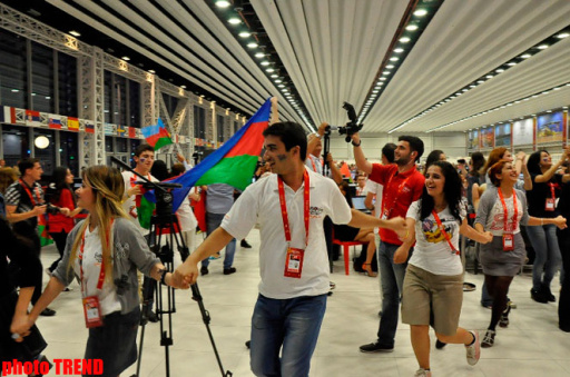 Самые активные болельщики "Евровидения 2012" в "Baku Crystal Hall" - ФОТОСЕССИЯ